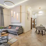 Amora Homes 3 Bedrooms Bright Flat In The Heart Of The City -Free Parking Need Reservation