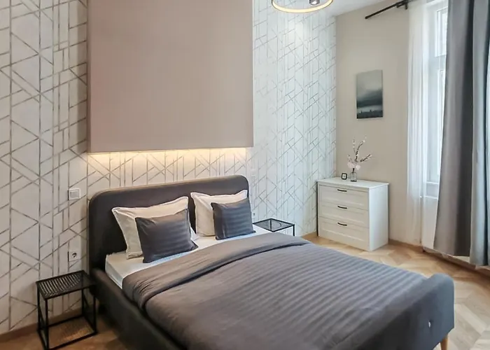 Amora Homes 3 Bedrooms Bright Flat In The Heart Of The City -Free Parking Need Reservation