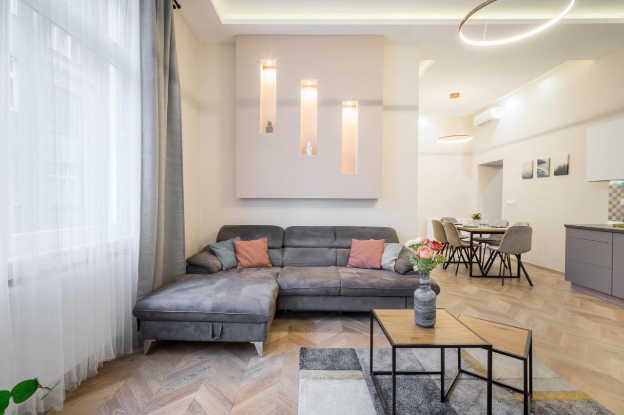 3 Bedrooms Bright Flat In The Heart Of The -free Parking Need Reservation Apartmán