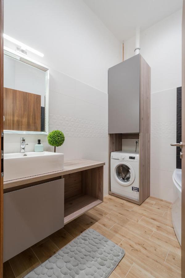 3 Bedrooms Bright Flat In The Heart Of The -free Parking Need Reservation Apartmán Budapešť