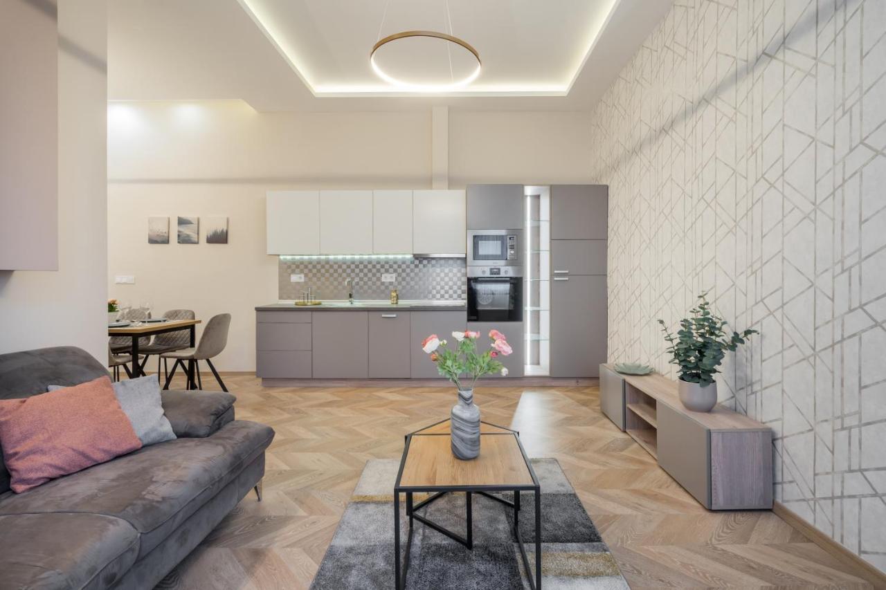 3 Bedrooms Bright Flat In The Heart Of The -free Parking Need Reservation * Budapešť