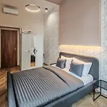 Amora Homes 3 Bedrooms Bright Flat In The Heart Of The City -Free Parking Need Reservation